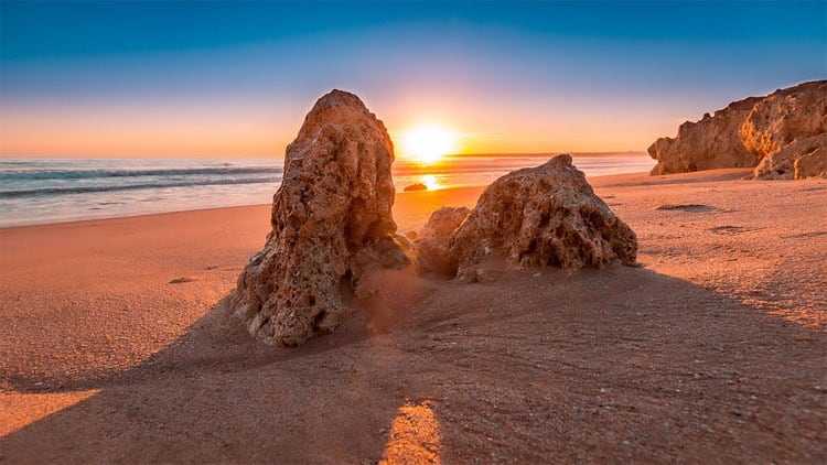 Zonsondergang op het strand in de Algarve