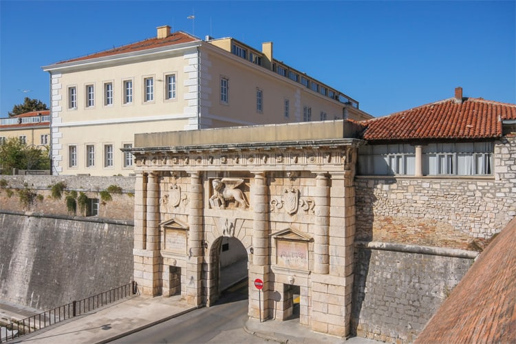Zadar stadsmuur en poort